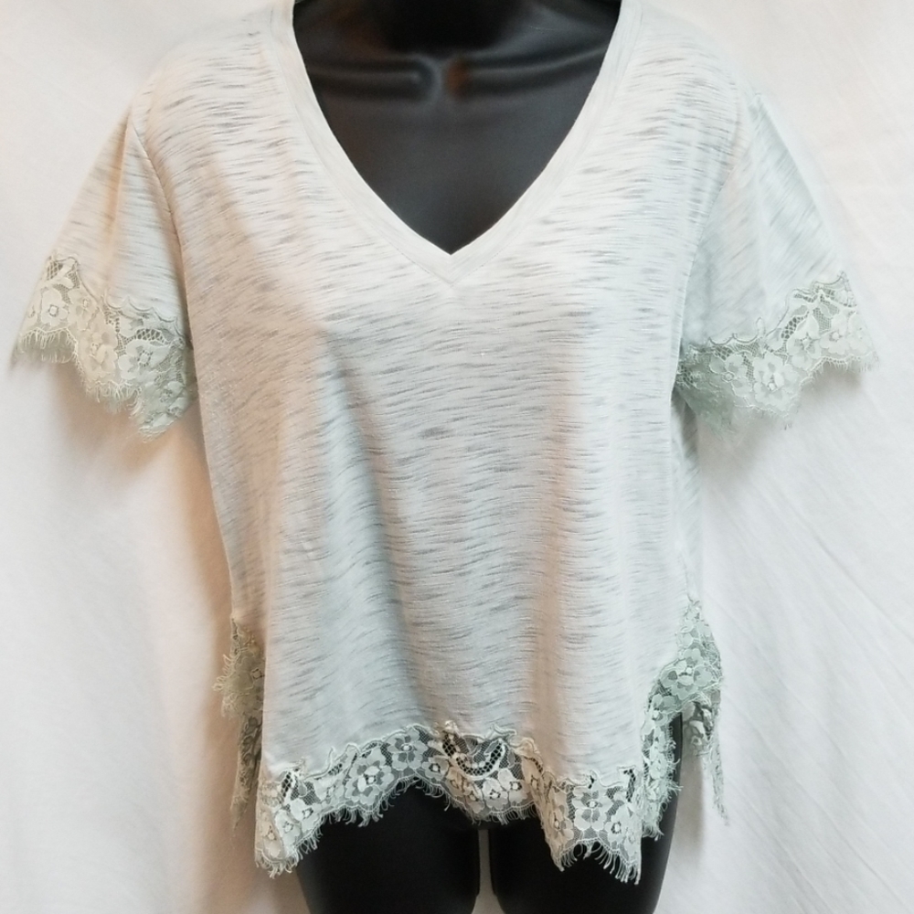 🍒 3 for $15! Luxe lace trimmed tee soft green M